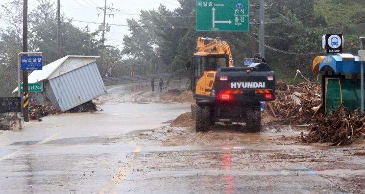 제18호 태풍 '미탁'의 영향으로 강원 삼척에 폭우가 쏟아진 지난 3일 원덕읍 신남마을 일대에 큰 피해가 발생했다. 사진=연합뉴스