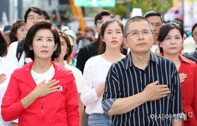 [포토]가슴에 손 얹은 황교안 대표와 나경원 원내대표 