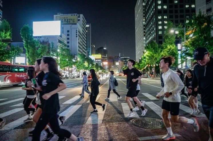 ‘에스아르시’(SRC) 크루들이 서울 시청 부근을 뛰고 있다.
/사진=에스아르시 제공