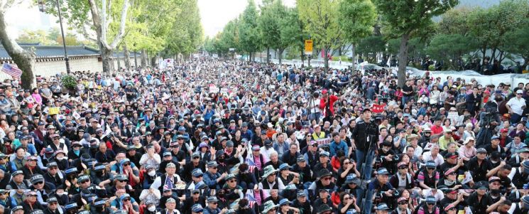 한국당·교회단체 총동원 보수 시위대, 청와대 행진…각목 휘두른 일부 시위대 연행