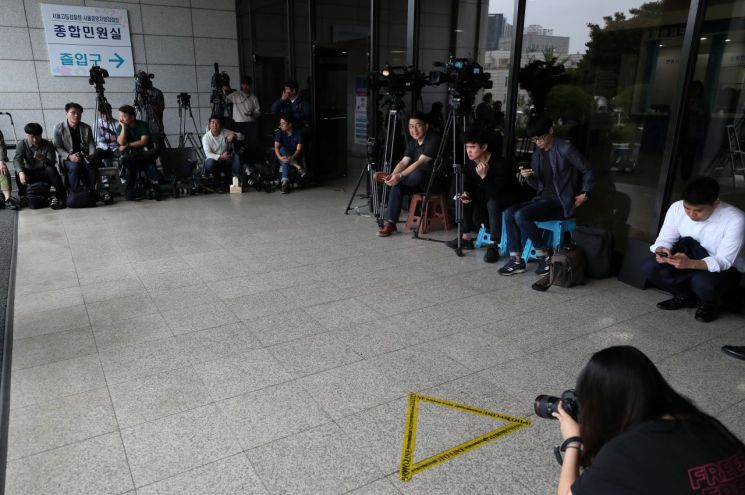 [종합]검찰, 정경심 소환 8시간만에 조사 중단·귀가조치…"건강상 이유"