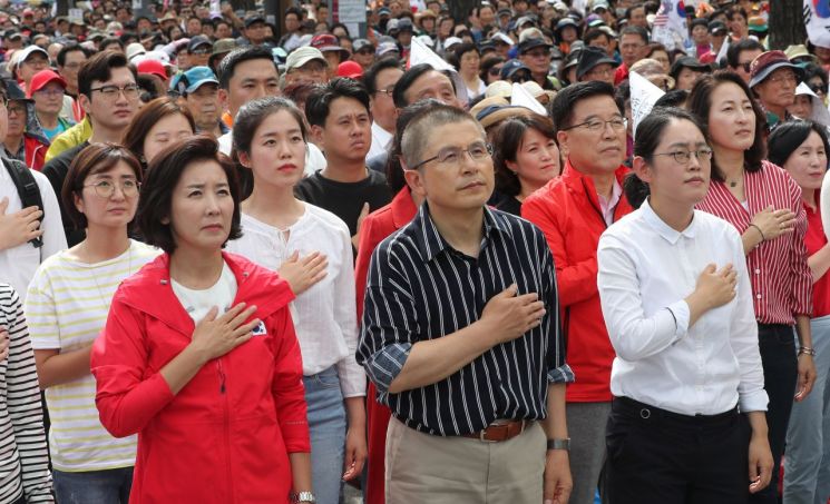 황교안 자유한국당 대표, 나경원 원내대표 등 지도부와 참석자들이 3일 오후 서울 광화문광장에서 열린 '문재인 정권의 헌정유린 중단과 위선자 조국 파면 촉구 광화문 규탄대회'에서 국기에 대한 경례를 하고 있다. [이미지출처=연합뉴스]