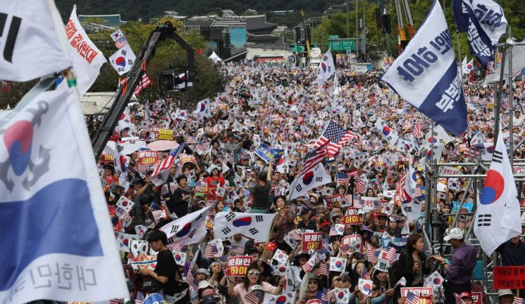 민경욱 "광화문 집회, 민주당식 계산으로 3억8천만명 이상"