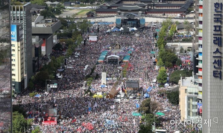 조국 법무부 장관 사퇴를 촉구하는 자유한국당과 각종 보수단체 집회로 3일 서울 광화문 일대에 인파가 몰려 있다/사진=아시아경제