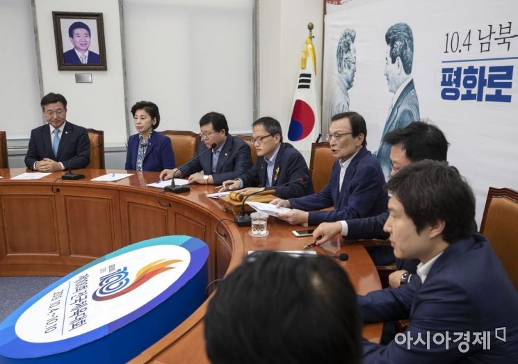 이해찬 더불어민주당 대표가 4일 국회에서 열린 최고위원회의에서 모두 발언을 하고 있다. 민주당은 최고위 회의실 배경막을 '10.4 남북공동선언 12돌'로 교체했다./윤동주 기자 doso7@