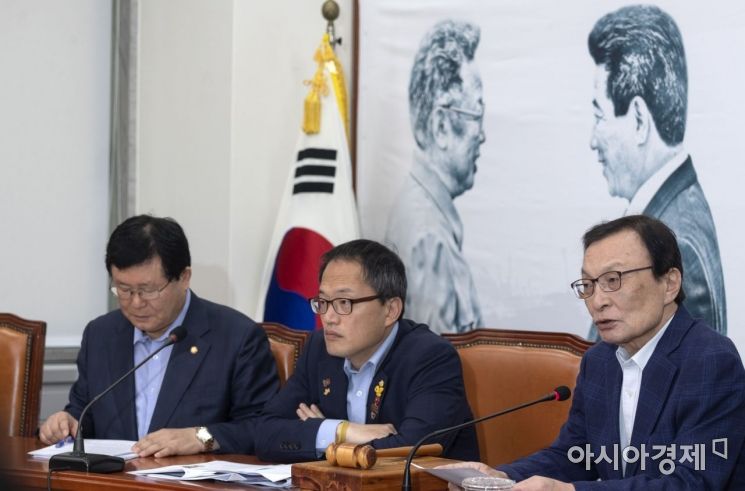 [포토] 민주당 회의실에 걸린 '10.4 남북정상'