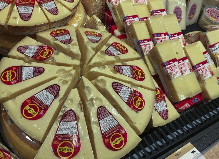 美·EU 관세전쟁에 희생양 된 치즈와 와인