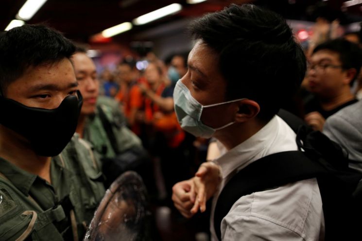 SCMP "홍콩 '복면금지법' 5일 0시부터 시행"