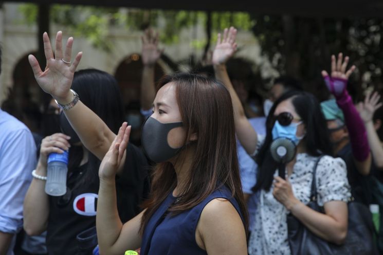 홍콩 시민 수천여명 거리행진…'복면금지법' 시행 반대 