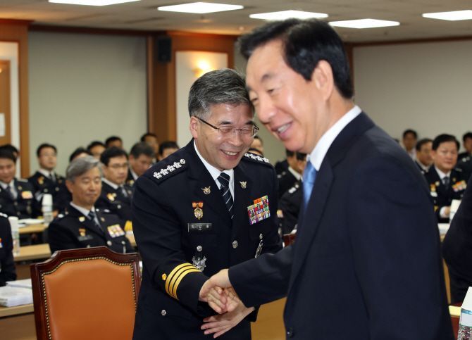 민갑룡 경찰청장이 4일 오전 서울 서대문구 경찰청에서 열린 국회 행정안전위원회의 경찰청 국정감사에서 자유한국당 김성태 의원과 악수하고 있다. / 사진=연합뉴스