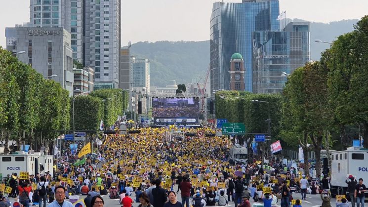 5일 오후3시 서울 서초동 반포대로에 검찰개혁 촛불문화제 참가자 수천명이 모여있다.