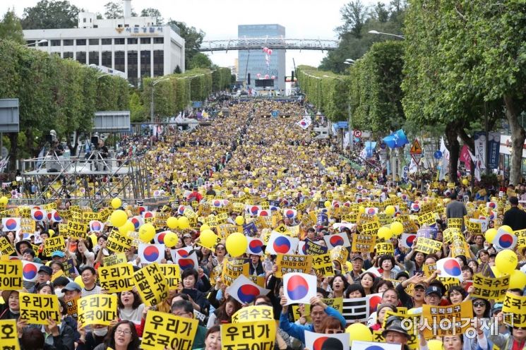 5일 서울 서초역 사거리에서 열린 제8차 검찰 개혁 촛불 문화제에서 참가자들이 '조국 수호, 검찰 개혁' 구호를 외치고 있다. /문호남 기자 munonam@