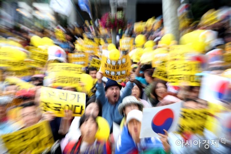 [포토]'조국 수호, 검찰 개혁' 구호 외치는 시민들 