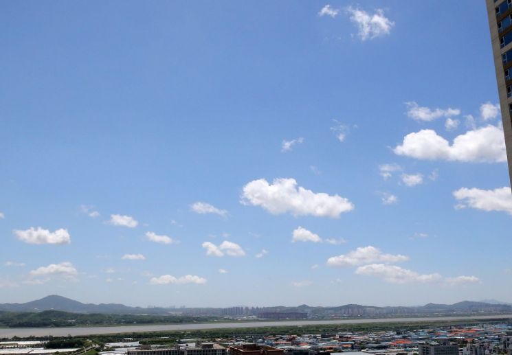 전국이 대체로 맑은 가운데 지난 5월20일 오후 경기도 고양에서 바라본 파란 하늘 속으로 구름들이 떠다니고 있다. / 사진=연합뉴스