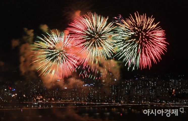 서울 하늘 수놓은 역대급 '불꽃축제'…100만 인파 모였다