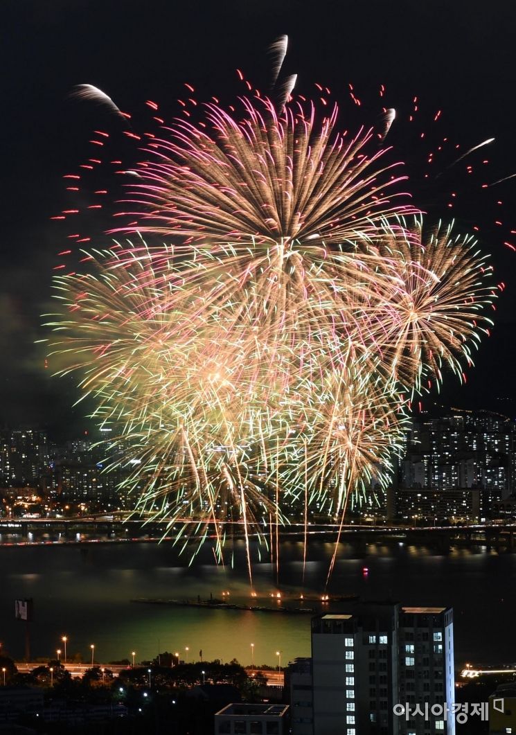 [포토] 한강 위 화려한 불꽃
