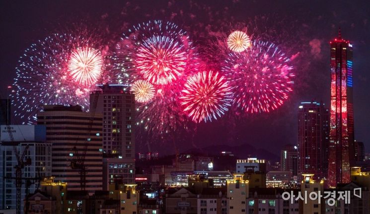 서울 하늘 수놓은 역대급 '불꽃축제'…100만 인파 모였다