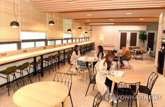 카페에서 공부하는 손님이 적지 않은 가운데 이들의 행태를 둘러싼 의견이 분분하다/사진=연합뉴스