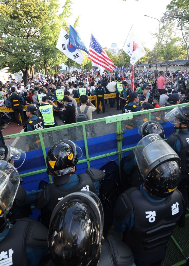 경찰, 개천절 청와대 앞 폭력시위자 2명에 구속영장