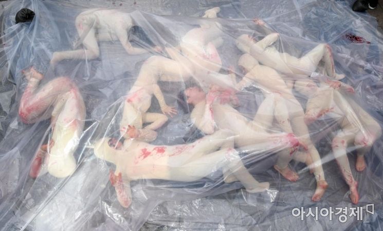 [포토] 돼지 학살 퍼포먼스하는 동물해방물결