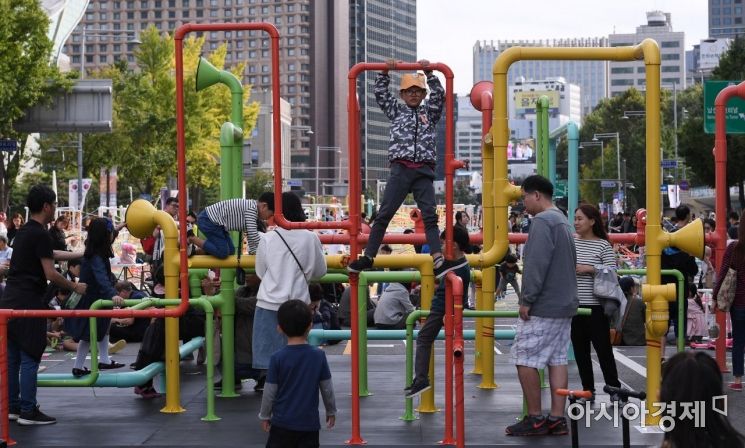 서울 세종대로에서 열린 '서울거리예술축제 2019' 일환으로 마련된 '도시 안 놀이터-파이프 시티'에서 아이들이 즐거운 시간을 보내고 있다./김현민 기자 kimhyun81@