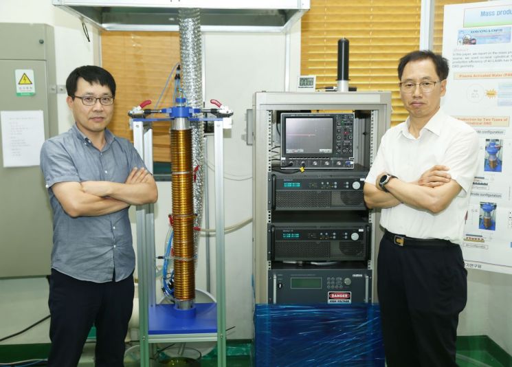 플라즈마 활성수 대용량 제조기술 개발자인 한국전기연구원 조주현 박사(왼쪽)와 진윤식 박사(오른쪽)가 기념촬영을 하고 있다.