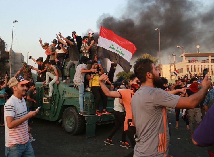 반정부 시위 격화한 이라크…"6일간 104명 사망·6100명 부상"