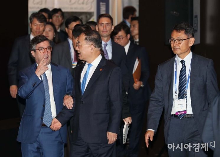 [포토]밀착 대화하는 홍남기 부총리와 모레노 미주개발은행 총재 