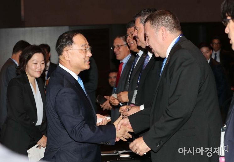 [포토]참석자들과 악수하는 홍남기 부총리 
