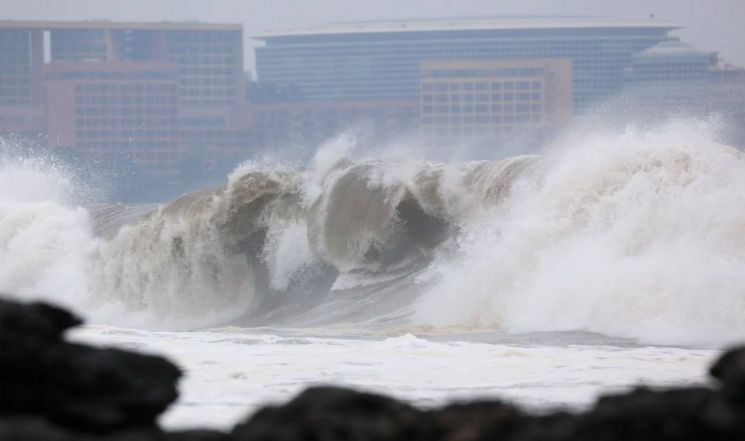 지난 1일 제주도 서귀포시 중문 앞바다에 파도가 거세게 일고 있다. <사진=연합뉴스>