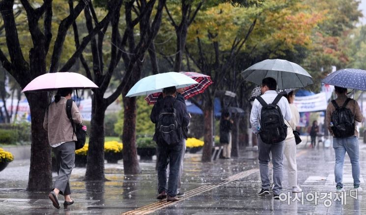 비 오는 날 서울 광화문 인근 거리에서 시민들이 발걸음을 재촉하고 있다./김현민 기자 kimhyun81@