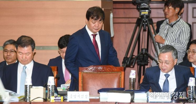 [포토]자리에 앉는 배성범 서울 중앙지검장