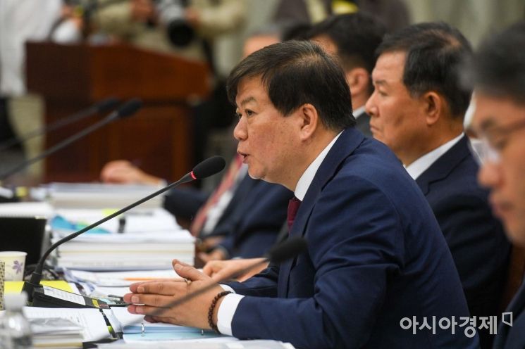[포토]조국 장관 관련 질의 받는 배성범 서울중앙지검장