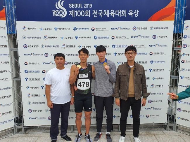 모일환(왼쪽 두번째), 김명하(왼쪽 세번째) 선수. 사진=조선대학교 제공