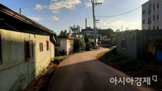 10건의 화성 연쇄살인 사건 중 모방범죄로 알려진 8차를 제외하고 모두 자신이 저질렀다고 자백한 이춘재(56)가 살던 경기도 화성시 진안동 일대. 이춘재는 이 사건 이외에 5건의 사건과 30건의 강간을 저질렀다고 자백, 모두 44건의 범행을 저질렀다고 진술했다. 사진=한승곤 기자 hsg@asiae.co.kr