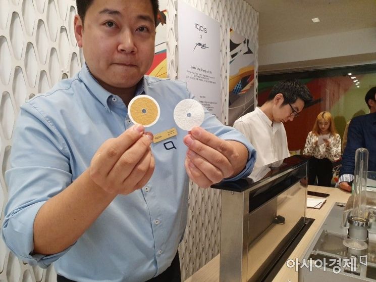 한덕수 에이전트가 사이언스 머신에서 실험한 일반 담배 필터(왼쪽)와 히츠 필터 결과물을 소개하고 있다.