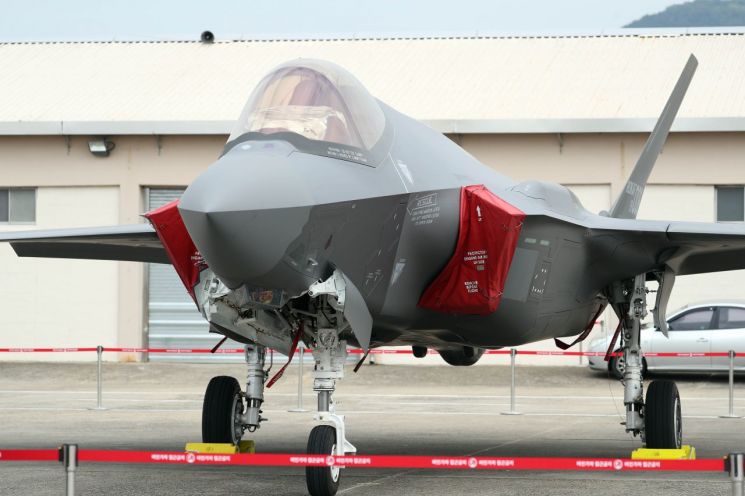 지난달 27일 대구 공군기지에서 열린 71주년 국군의 날 미디어데이 행사장에 공군의 최신예 스텔스 전투기인 F-35가 전시돼 있다. (사진=연합뉴스)