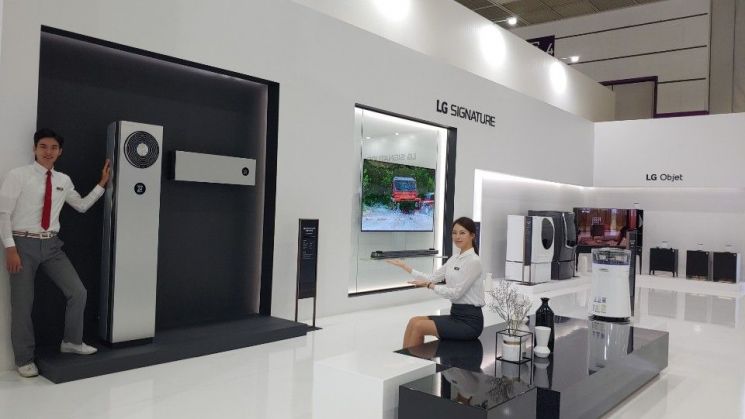 8일 코엑스에서 개막한  '2019 한국전자전'에서 모델들이 초프리미엄 'LG 시그니처' 제품들을 소개하고 있다.