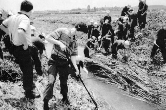 1993년 7월 화성연쇄살인사건 수사본부가 화성군 정남면 관항리 인근 농수로에서 유류품을 찾고 있는 모습. 사진=연합뉴스