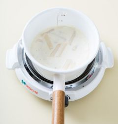3. 우유가 끓으면 양파를 넣고 떡볶이 떡과 라면사리를 넣어 센불에 5분 정도 끓인다.