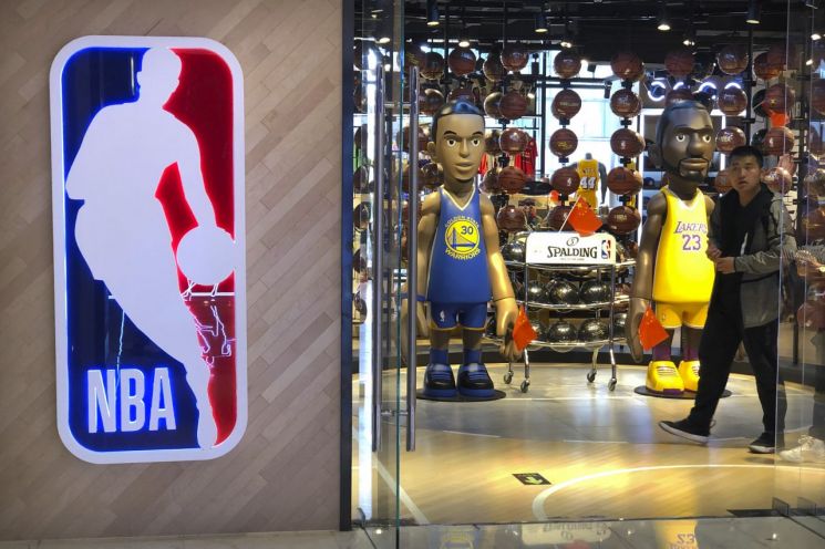 '홍콩 시위 지지' 트윗에…NBA와 협력 중단하는 중국 기업들