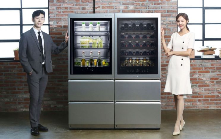 LG 시그니처 상냉장ㆍ하냉동 냉장고(왼쪽), LG 시그니처 와인셀러(오른쪽)