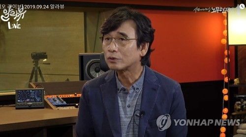 유시민 노무현재단 이사장이 24일 유튜브 방송 '알릴레오 라이브'를 통해 조국 법무부 장관과 관련된 방송을 하고 있다/사진=연합뉴스