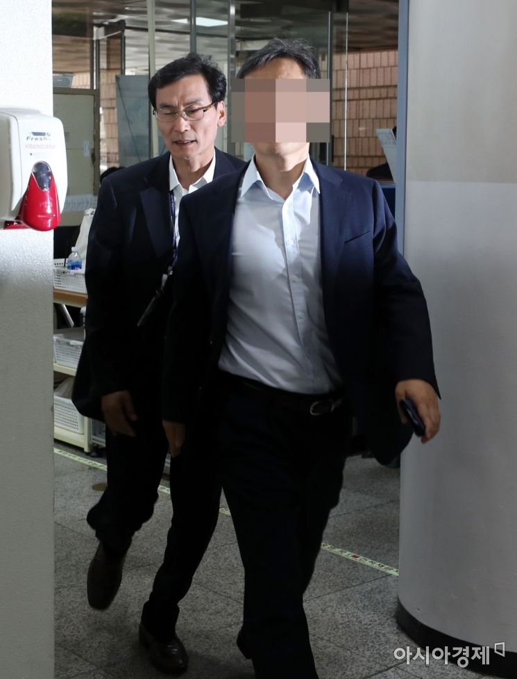 [포토]법정 향하는 윤 총경 