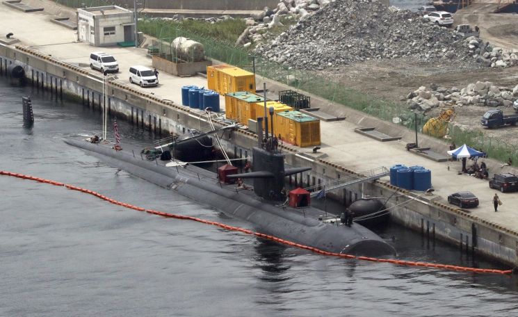 미 해군의 원자력 추진 잠수함 오클라호마시티호(SSN Oklahoma City)가 지난 7월28일 부산 해군기지에 정박해 있다. (사진=연합뉴스)