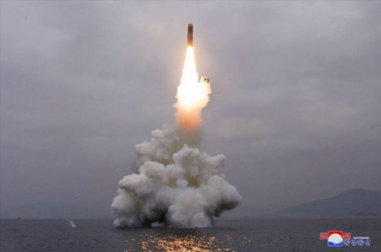 북한이 지난 10월2일 신형 잠수함발사탄도미사일(SLBM) '북극성-3형'을 성공적으로 시험발사했다고 조선중앙통신이 3일 보도했다. 사진은 중앙통신 홈페이지에 공개된 북극성-3형 발사 모습. (사진=연합뉴스)