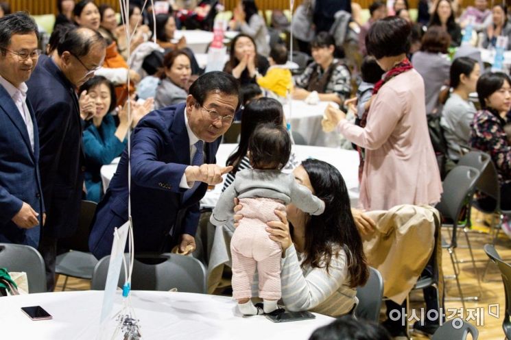 [포토]아이와 인사하는 박원순 서울시장