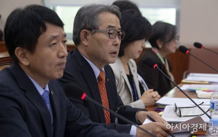 [포토] 답변하는 유태열 그랜드코리아레저 사장