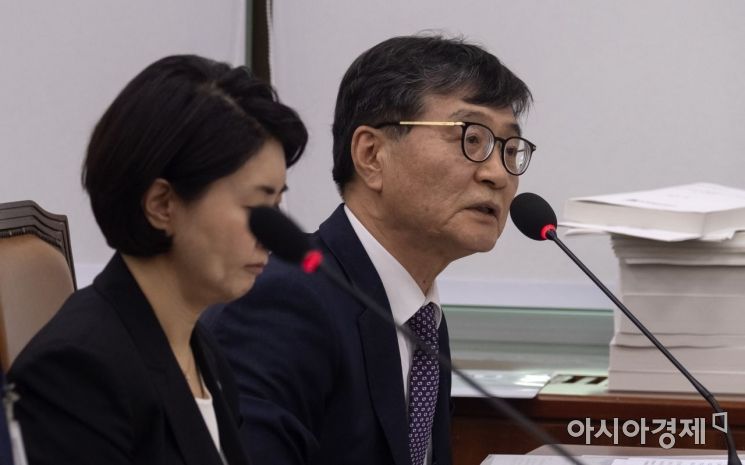 [포토] 답변하는 황호선 이사장