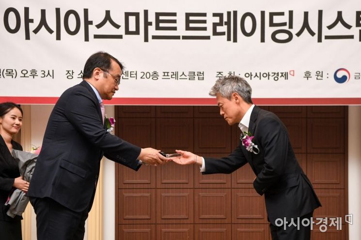 [포토]2019 아시아스마트트레이딩시스템대상, '대신증권' 금융감독원장 수상